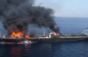 رصد و شناسایی یک نفتکش متخلف دچار حریق در شرق تنگه هرمز توسط ارتش